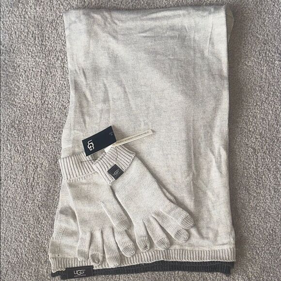 UGG Scarf and Gloves Set in Sand! - Picture 2 of 12